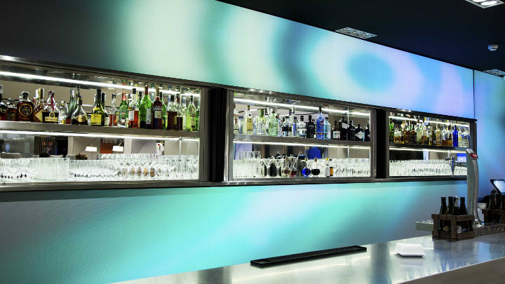 Luminous textile brings hotel bar to life - Philips hotel lighting