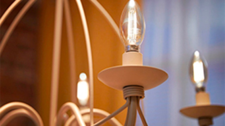 Multiple Philips LED candle bulbs in a luminaire